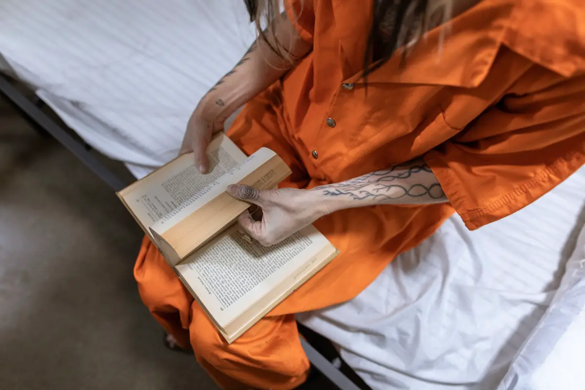 prisoner reading book